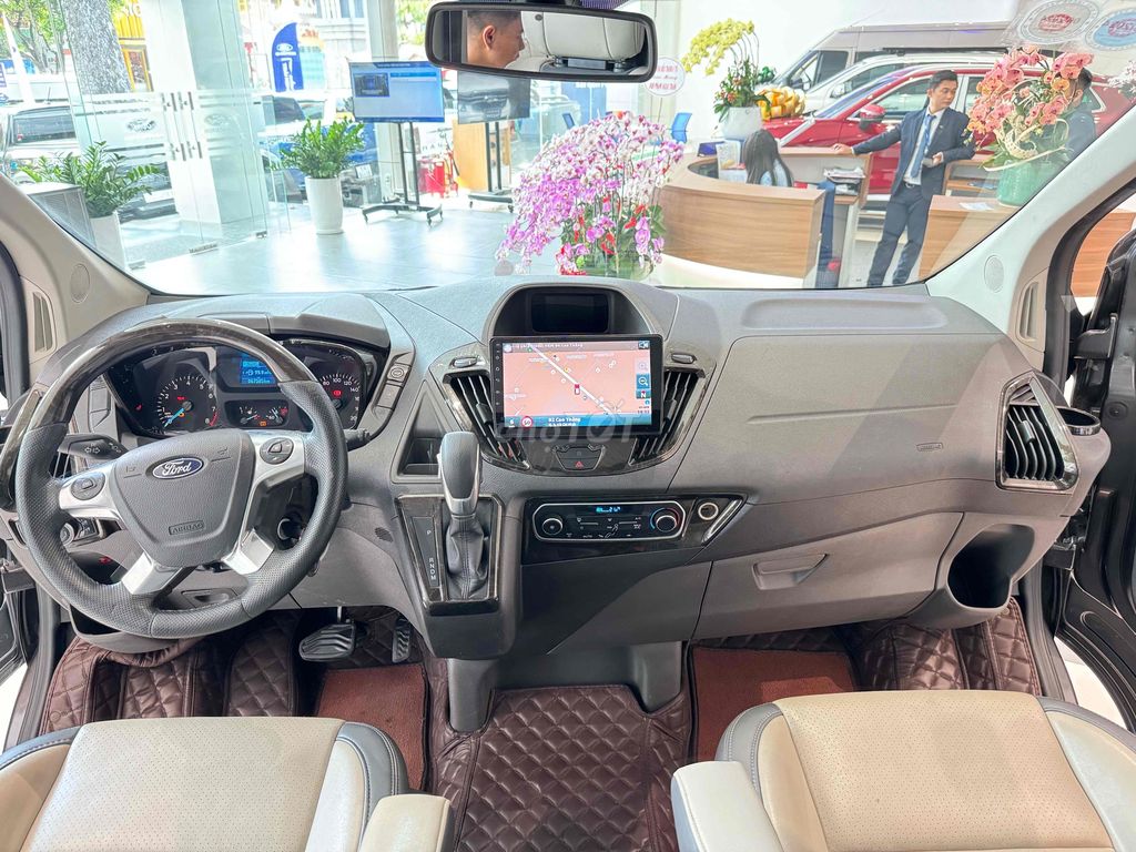 Hãng Ford bán Tourneo Star Limousine 2019 độ nhiều