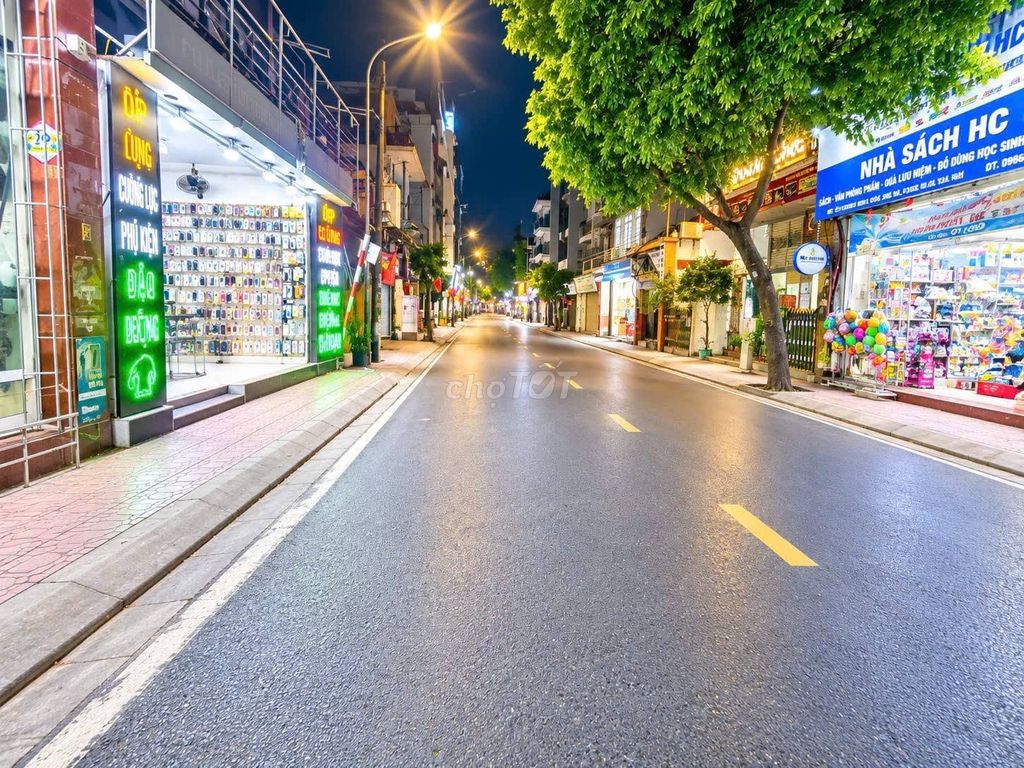 Продается дом на улице Хоанг Нху Ку, Лонг Бьен, 4 этажа, бизнес