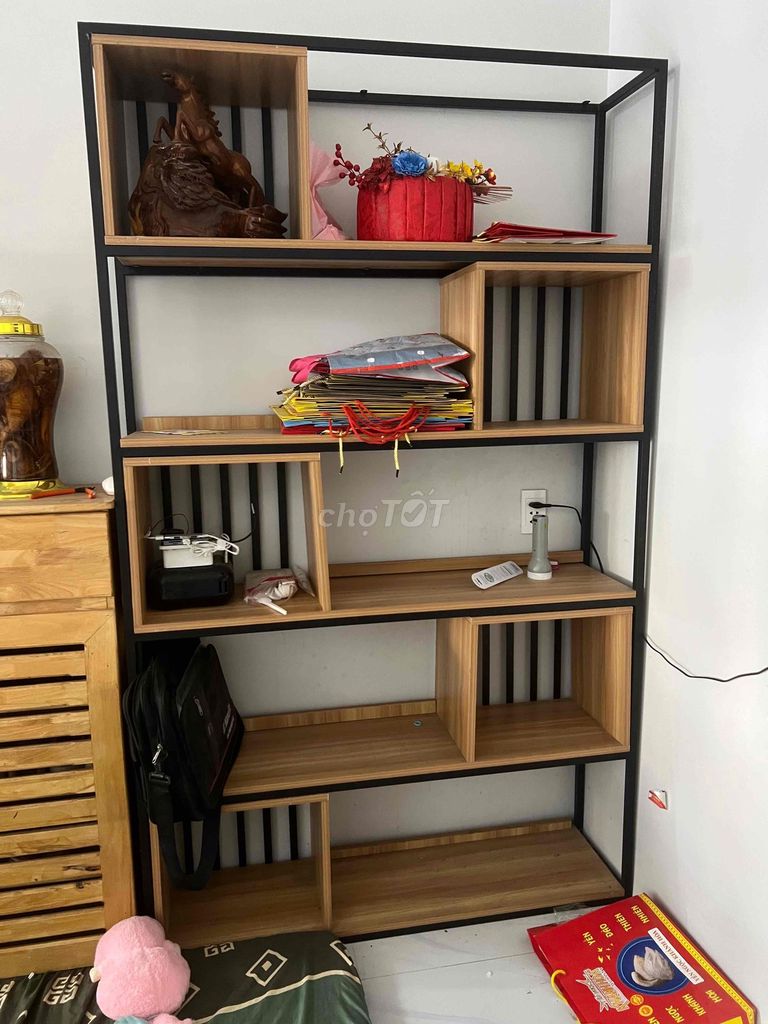 Kệ Gỗ Kim loại Nâu Đen Còn mới. Mua bán Tủ, kệ gia đình tại Thành phố Biên Hòa Đồng Nai được đăng bởi Nguyễn Thị Mỹ Chi hình 1