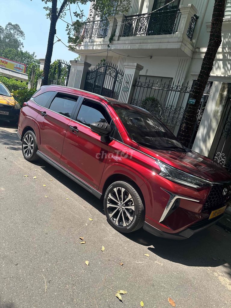 Toyota Veloz Cross 2024 топовая версия красная 7 мест