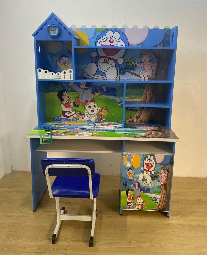 BÀN HỌC SINH NHỰA IN 3D - BÀN HỌC CHO BÉ CÓ KỆ SAH. Mua bán Mẹ và bé tại Quận 12 Tp Hồ Chí Minh được đăng bởi LÊ VĂN HÙNG hình 1