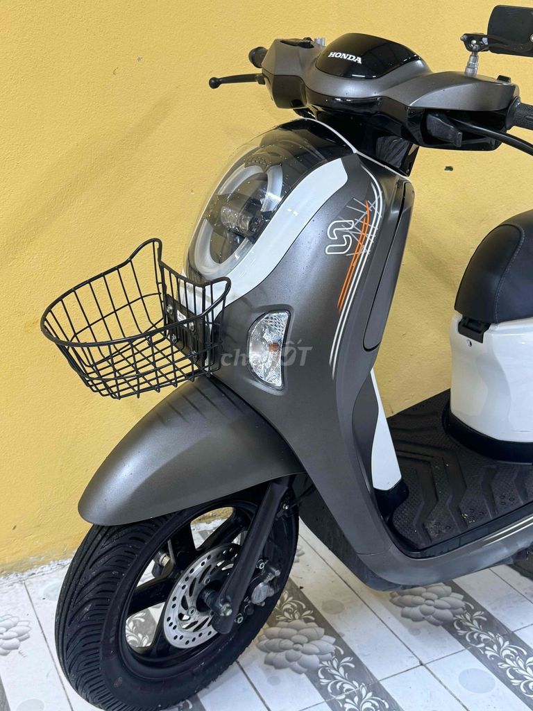 Scoopy 2025 Серо-белый супер новый 43AA-294.75