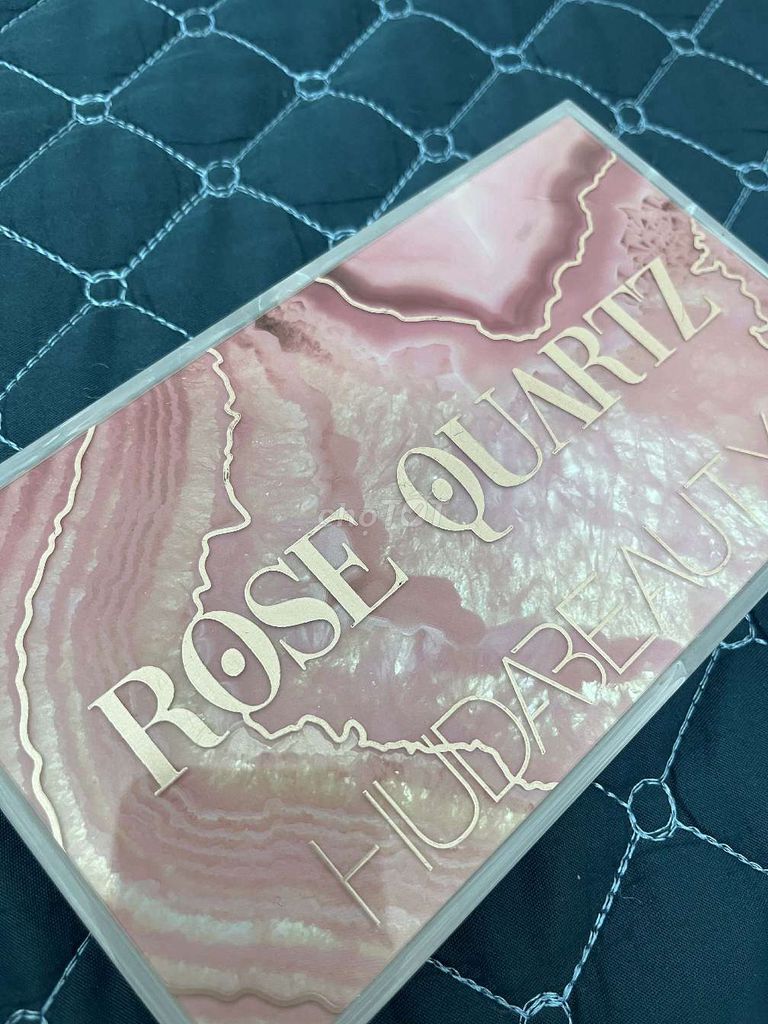 Bảng phấn mắt Huda Beauty Rose Quartz. Mua bán Phụ kiện thời trang khác tại Thành phố Bảo Lộc Lâm Đồng được đăng bởi Day De hình 1