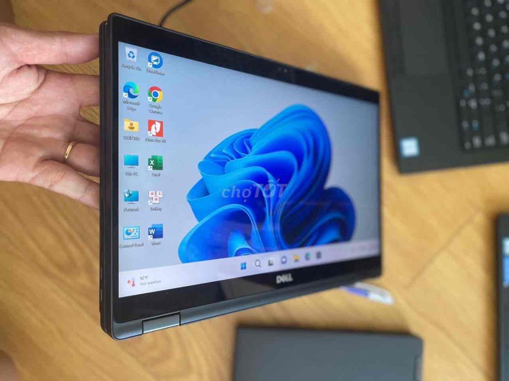 Em có con máy latitude 7390 không dùng tới cần pas