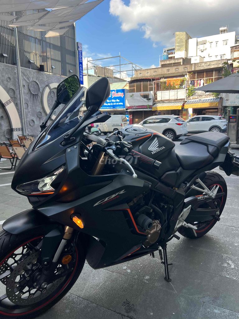 HONDA CBR650R 2022 куплена у дилера с новья в суперсостоянии