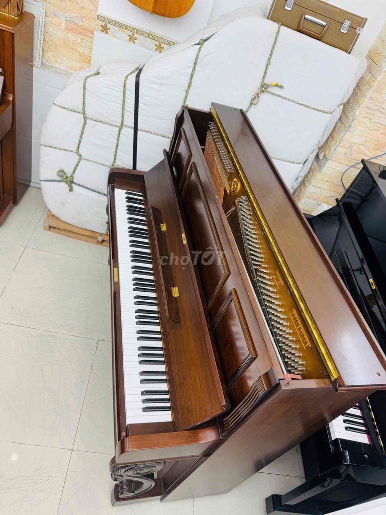 piano cơ uprigh U121 cổ điển hoa văn