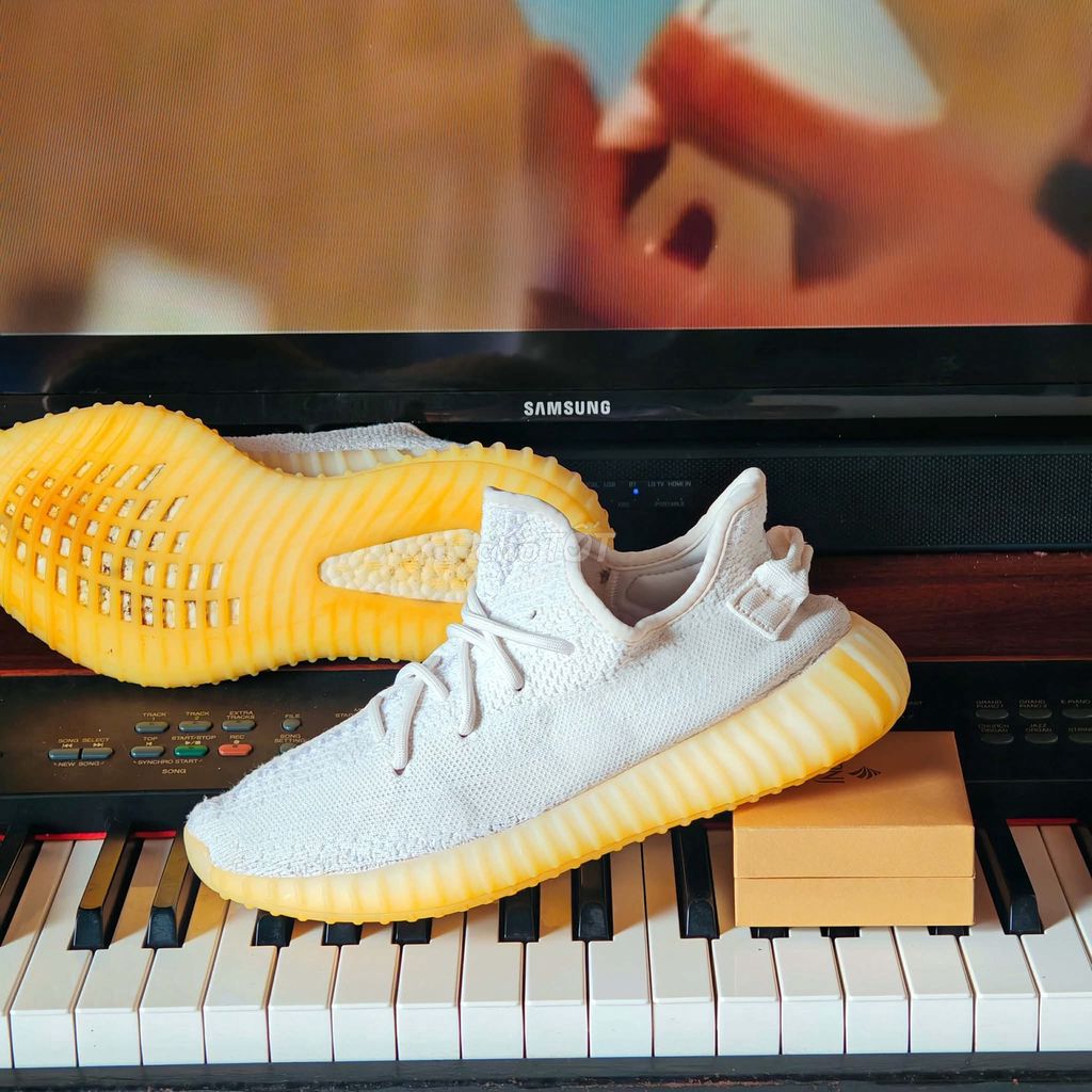 [CHÍNH HÃNG] Giày Adidas Yeezy Boost 350 V2 Trắng. Mua bán Giày dép tại Thành phố Bà Rịa Bà Rịa - Vũng Tàu được đăng bởi chú CÔNG AN bán giày CHÍNH HÃNG hình 1