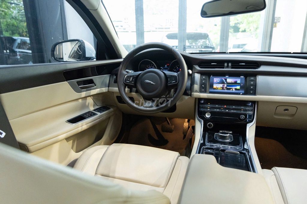 Jaguar XF Pure 2.0 AT 2017 - 1 Chủ Từ Đầu. Mua bán Ô tô tại Quận Tân Bình Tp Hồ Chí Minh được đăng bởi FatCar Auto hình 9