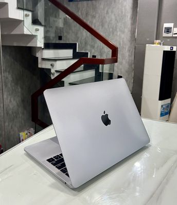 MacBook Pro 2017 13in xám gray .