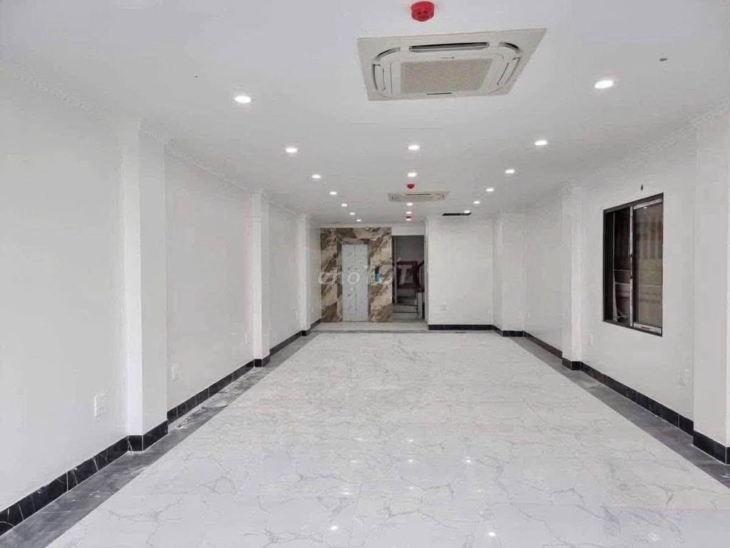 Продается дом Hoang Quoc Viet, Кау Гиай, 8 этажей, гараж для автомобилей, бизнес