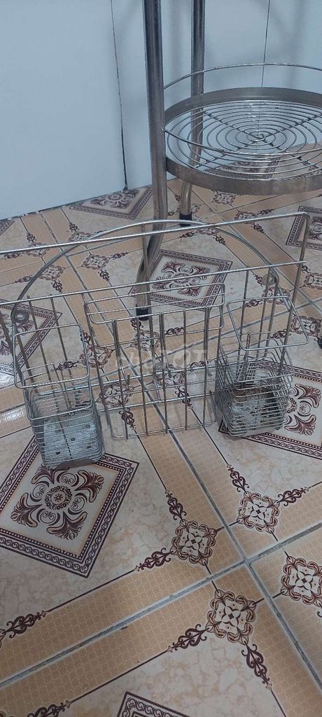 Kệ chén kim loại màu bạc. Mua bán Tủ, kệ gia đình tại Quận Bình Tân Tp Hồ Chí Minh được đăng bởi Đồ cổ hình 1