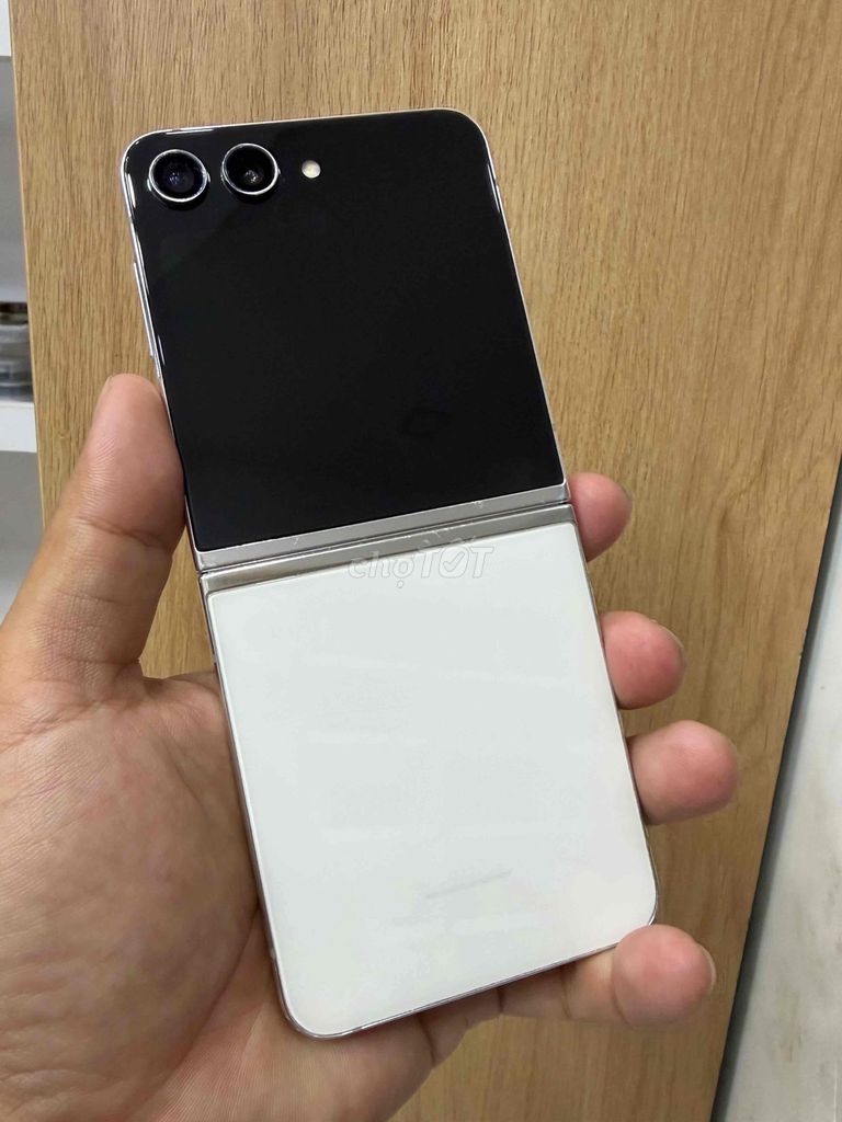 Samsung Galaxy Z Flip5 256GB Vàng kem nguyên zin. Mua bán Điện thoại tại Quận Gò Vấp Tp Hồ Chí Minh được đăng bởi Kim Long Mobile hàng thanh lý hình 1