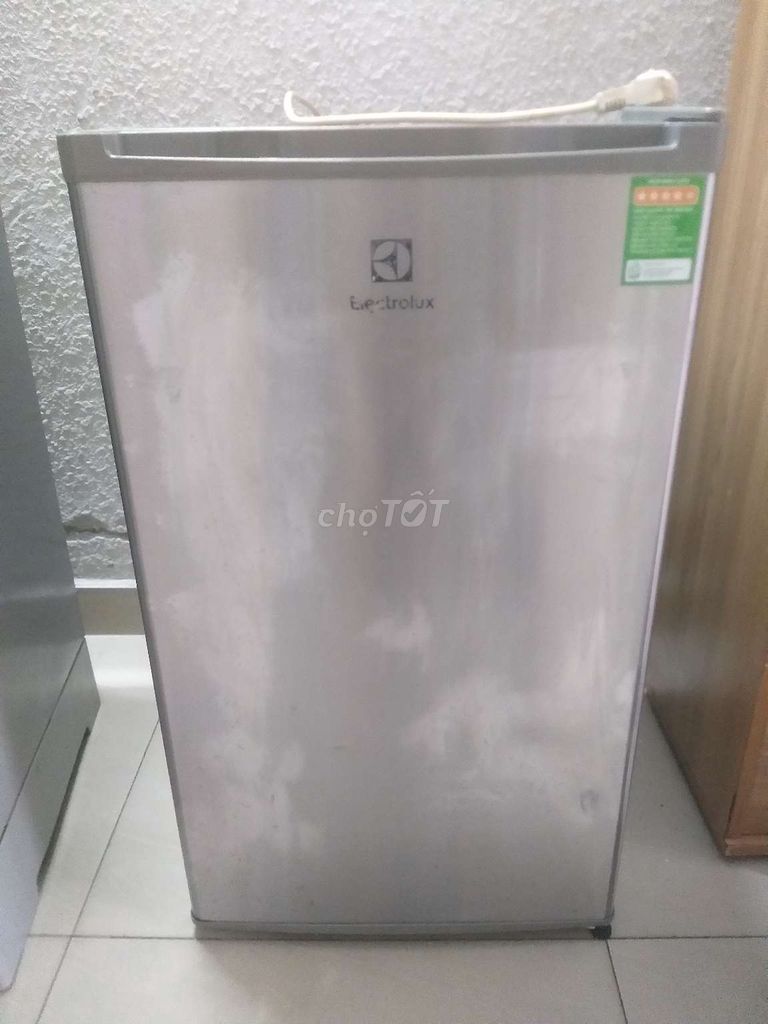 Tủ lạnh Electrolux 92L Bạc. Mua bán Tủ lạnh tại Quận Tân Phú Tp Hồ Chí Minh được đăng bởi Lâm Phát hình 1