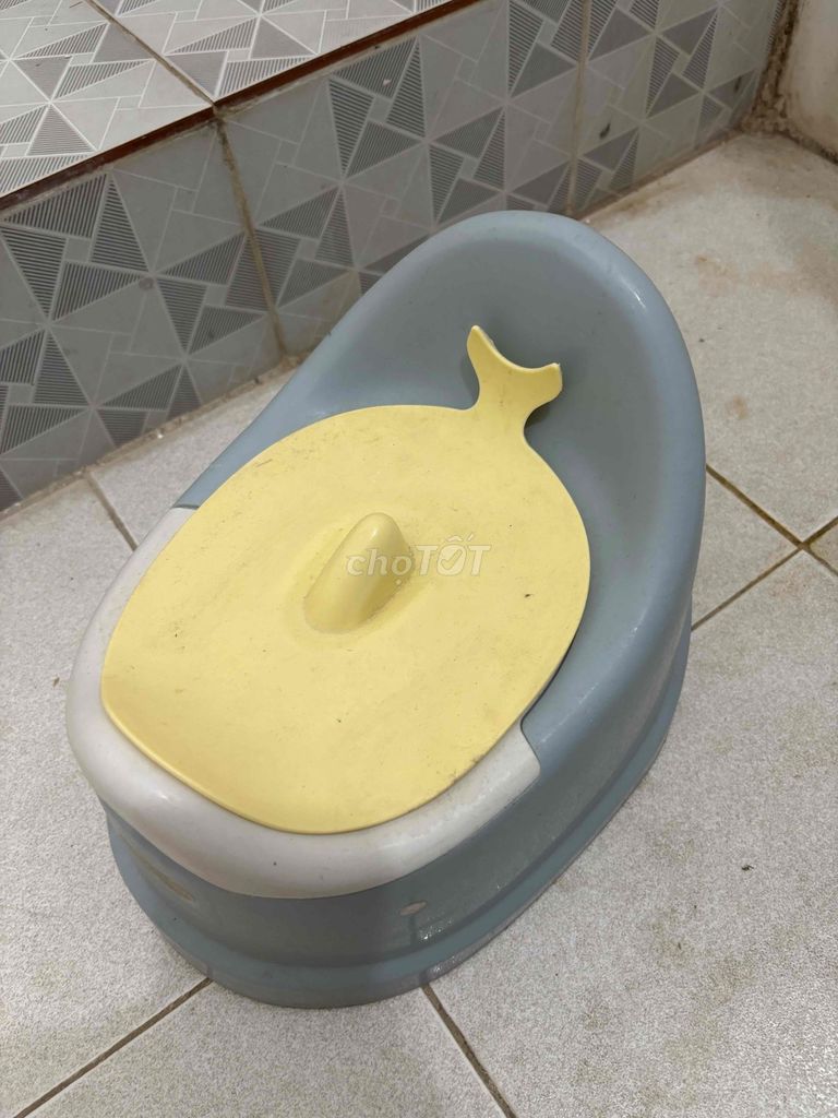 Bô vệ sinh trẻ em Xám, vàng chưa sử dụng. Mua bán Mẹ và bé tại Quận Hoàng Mai Hà Nội được đăng bởi Nguyễn Phương Hạnh hình 1