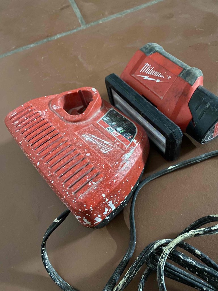 Đèn pin Milwaukee Đỏ. Mua bán Đèn tại Huyện Hoài Đức Hà Nội được đăng bởi thuyền không bến  hình 1