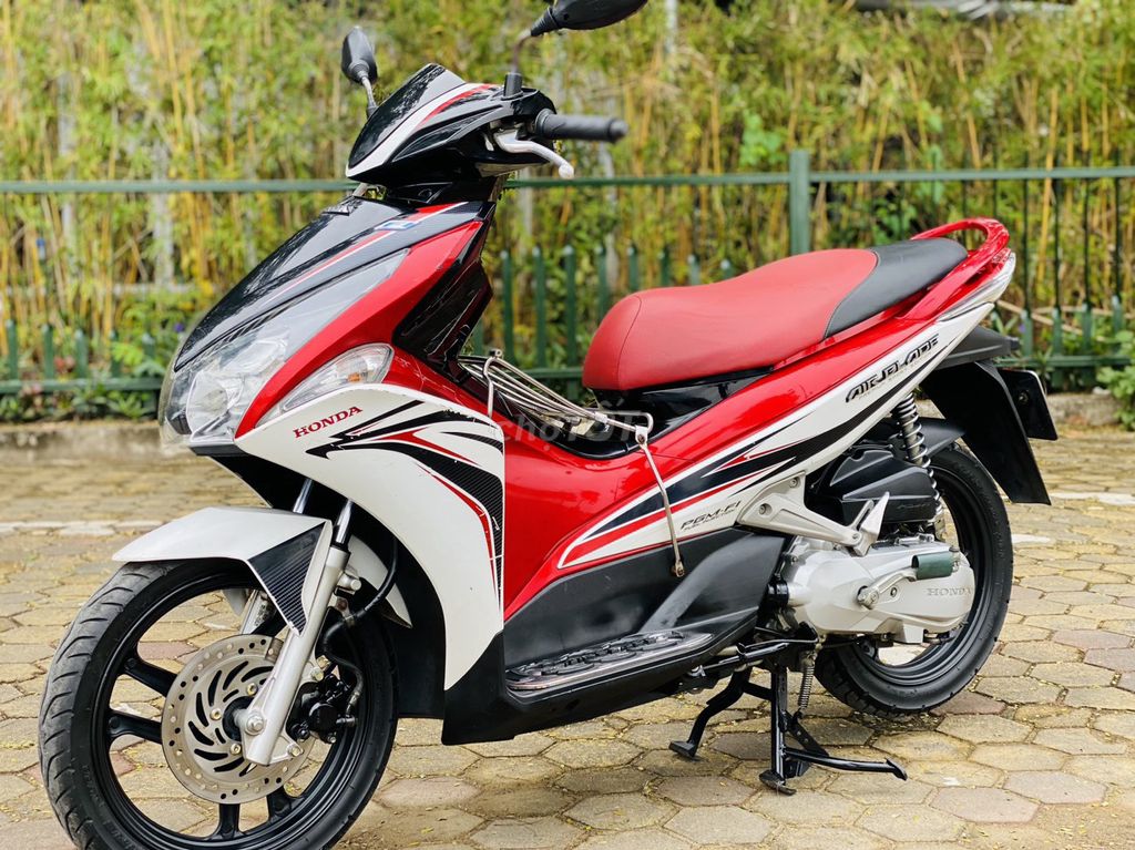 Honda Air Blade красно-белый, родной мотор, отличное состояние