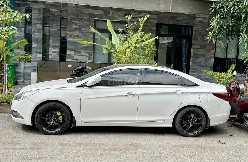 Hyundai Sonata 2012, белый, автомат или обмен на 7 мест