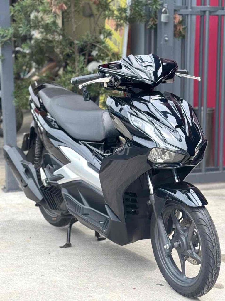 Honda Air Blade 125 2024 черный глянцевый от собственника