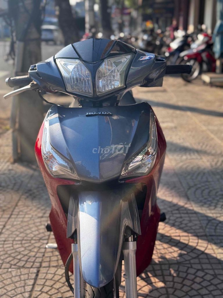 Хонда Фьючерс 125 Fi красный серый