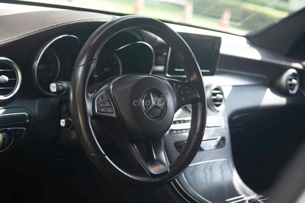 Mercedes GLC300 2018 1 chủ Trắng // Nâu. Mua bán Ô tô tại Quận 7 Tp Hồ Chí Minh được đăng bởi Nguyễn Lê Trung hình 15