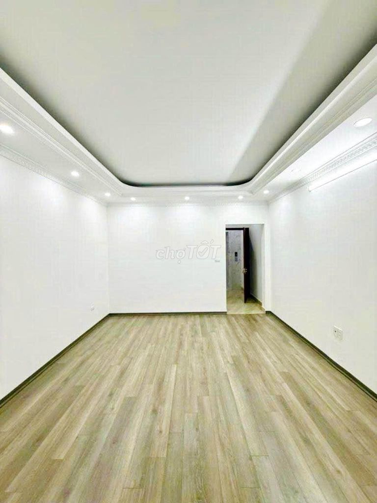 Продается дом площадью 40 м², 6 этажей с лифтом, 3 просторных угловых участка, город Тханьмин - Ван Миеу