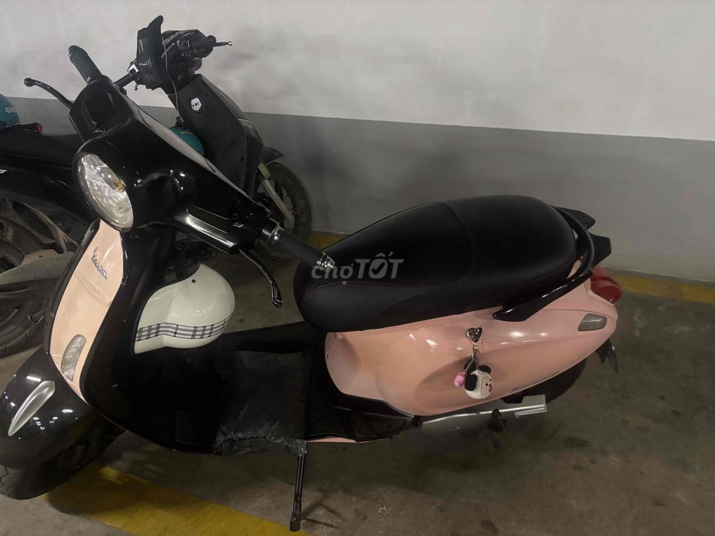 Электрический скутер Vespa, пастельно-розовый, черный