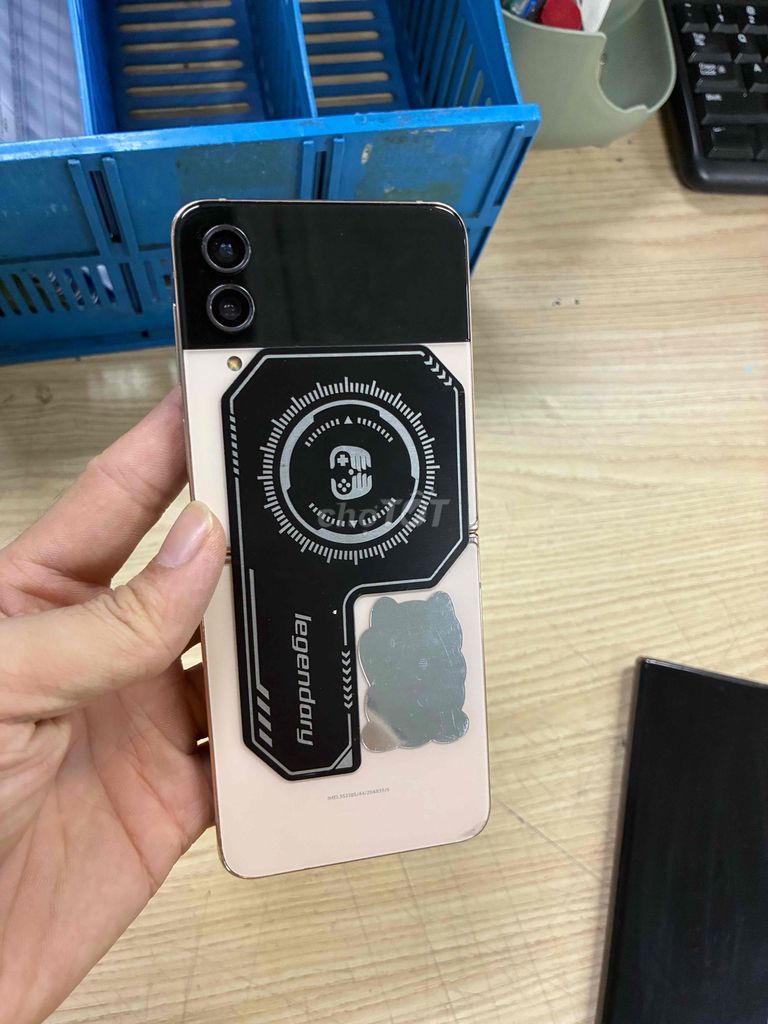 Samsung Z Flip 4 Vàng. Mua bán Điện thoại tại Huyện Bình Xuyên Vĩnh Phúc được đăng bởi Huy Hoàng Phạm hình 1