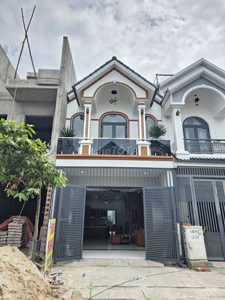 Nhà phố trệt lầu KDC gần chợ Phú Phong, ngã tư Miễu Ông Cù - Thuận An