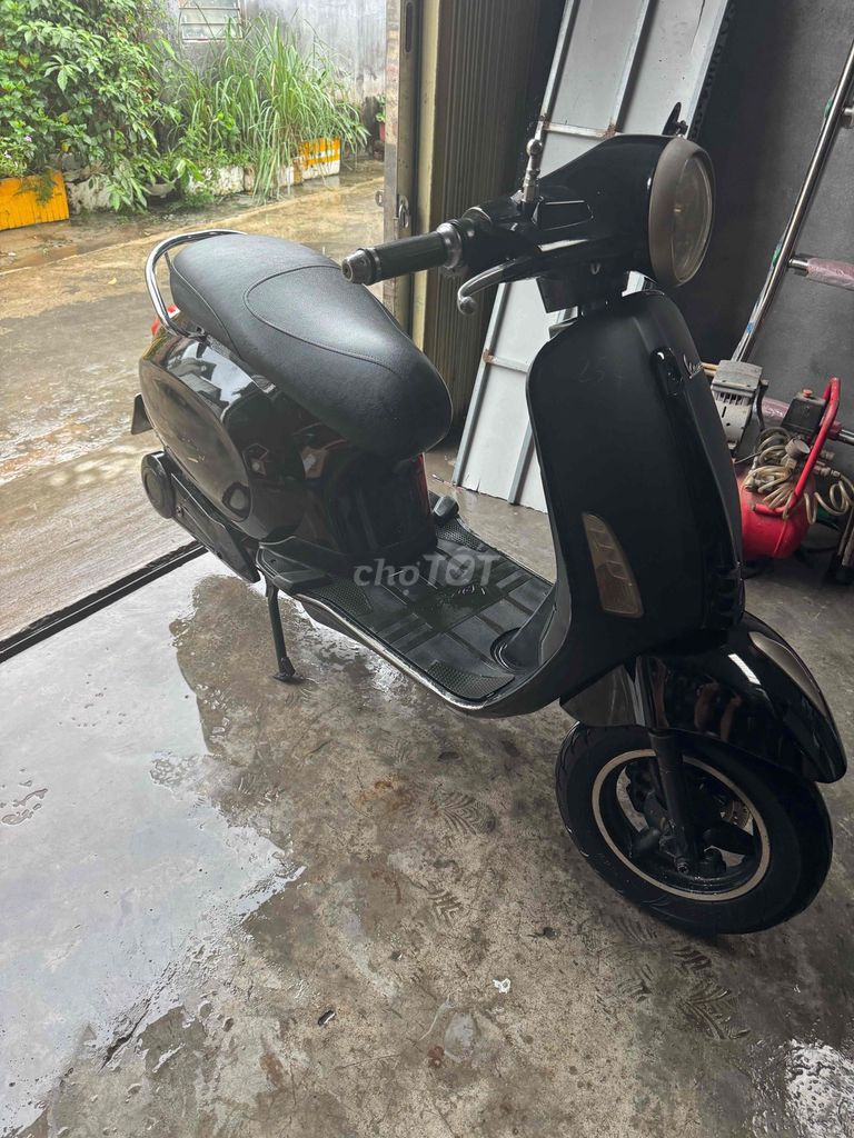 Черный электрический скутер Vespa
