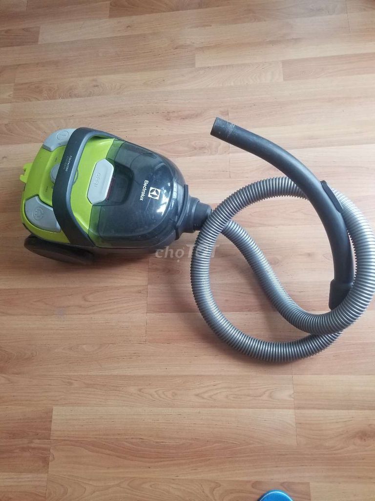 Máy hút bụi Electrolux còn mới. Mua bán Thiết bị vệ sinh, nhà tắm tại Quận 4 Tp Hồ Chí Minh được đăng bởi phung hình 1