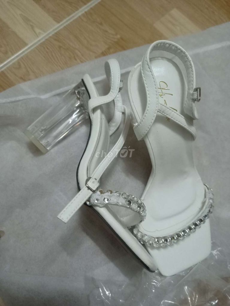 Guốc cao gót Nữ Nhựa Trắng 9-10cm size 35,36. Mua bán Giày dép tại Quận Bình Tân Tp Hồ Chí Minh được đăng bởi Hong N hình 1