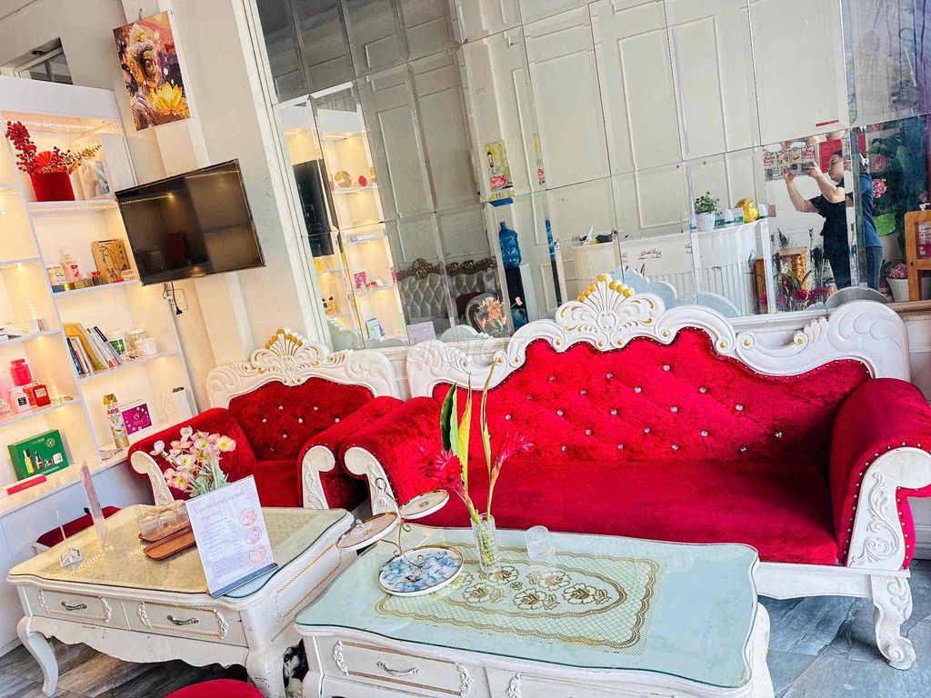 Bộ bàn ghế Gỗ, Vải nhung Đỏ, Trắng còn mới. Mua bán Bàn ghế tại Thành phố Hồng Ngự Đồng Tháp được đăng bởi Huy hình 1