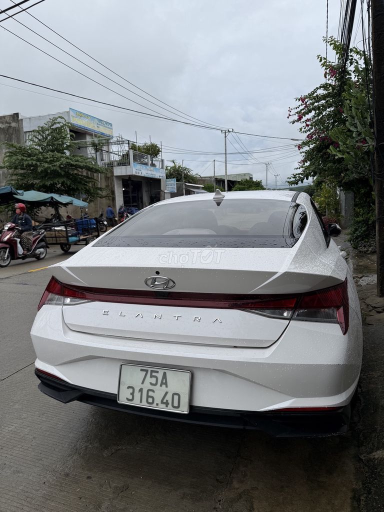 Hyundai Elantra 2022 стандартная комплектация белая