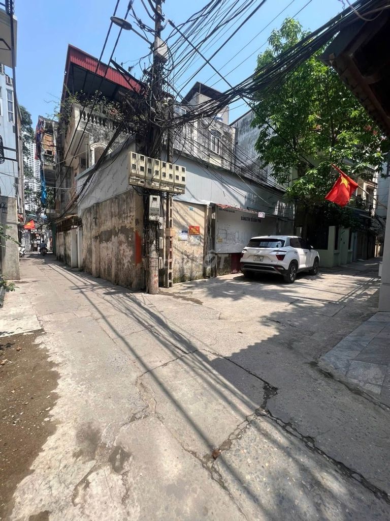 Продается 6-этажный угловой дом с лифтом Cau Giay, полностью меблированный