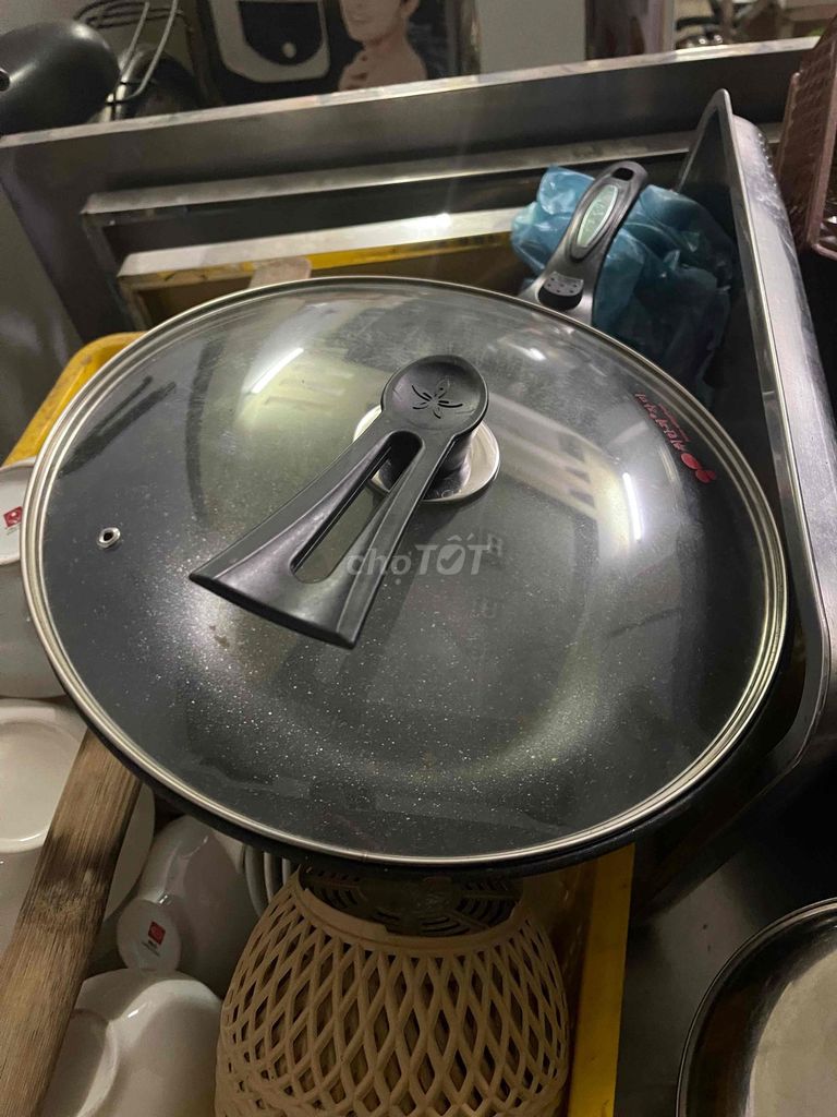 Chảo kim loại màu đen có nắp vung. Mua bán Dụng cụ nhà bếp tại Quận Lê Chân Hải Phòng được đăng bởi Đinh Linh hình 1
