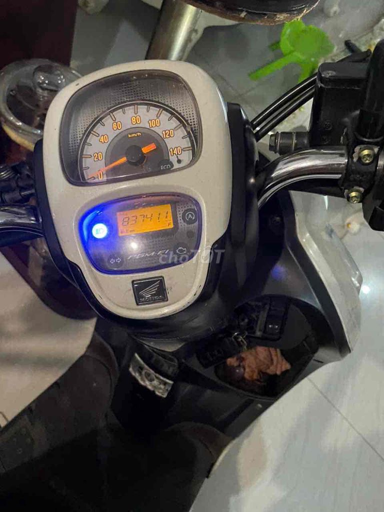 Стильная белая Honda Scoopy