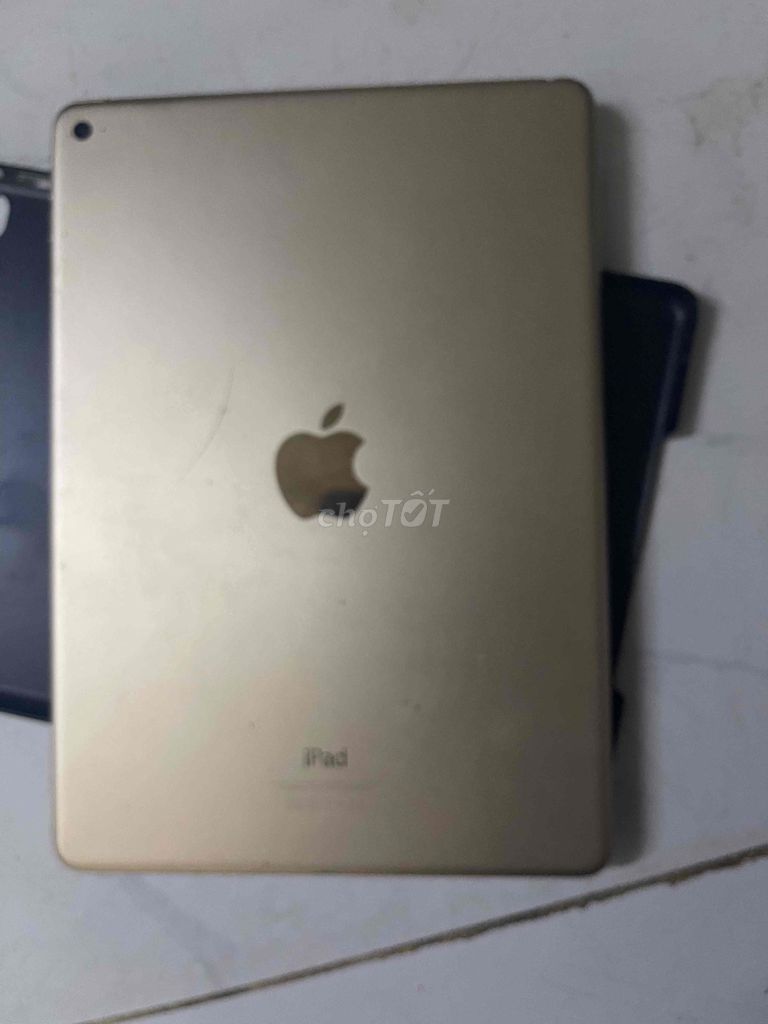 Apple iPad A1566 Vàng mất đèn. Mua bán Máy tính bảng tại Huyện Bình Chánh Tp Hồ Chí Minh được đăng bởi dung ve chai hình 1