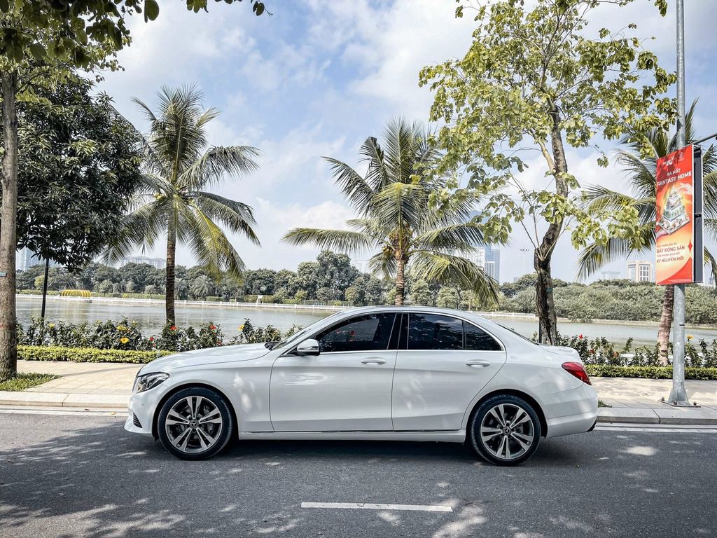 MERCEDES BENZ C250 EXCLUSIVE 2018 Xe Đẹp Bao Check. Mua bán Ô tô tại Quận Tây Hồ Hà Nội được đăng bởi Nguyễn Hoàng Sơn hình 6