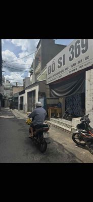 Nhà nguyên căn tiện ở và mở spa kinh doanh ..lớp học ngay chợ