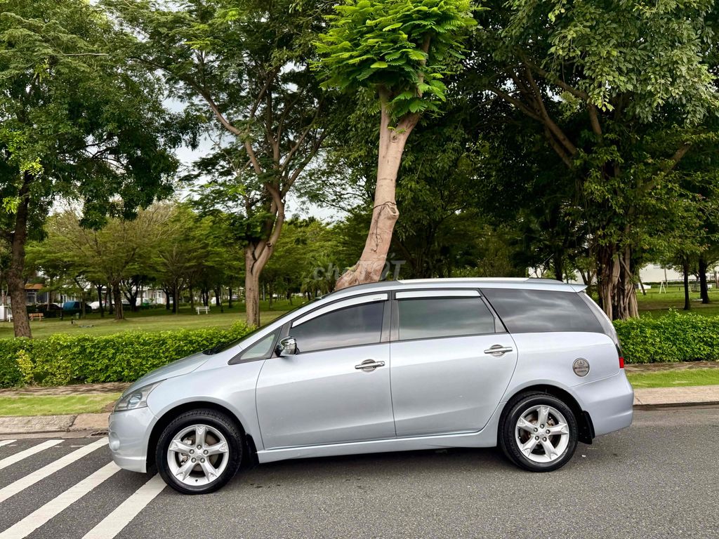 Mitsubishi Grandis 2009 серебристый 7 мест