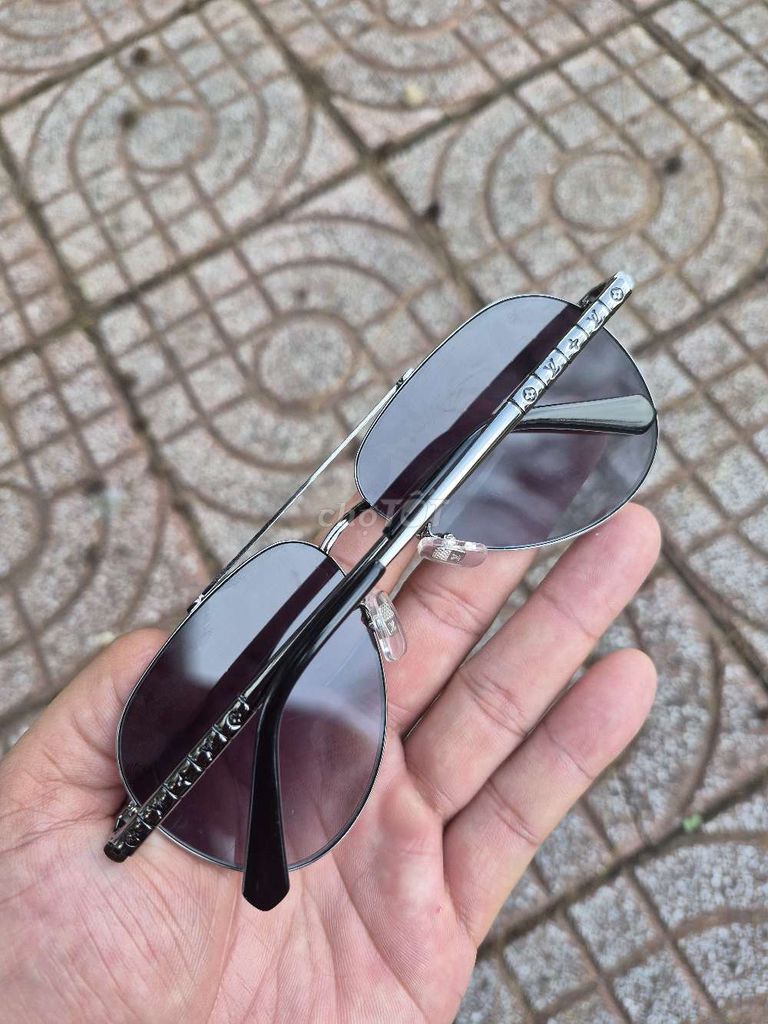 Kính râm Louis Vuitton Kim loại Unisex. Mua bán Phụ kiện thời trang khác tại Huyện Nhơn Trạch Đồng Nai được đăng bởi Túi Si Ngọc Khánh  hình 1