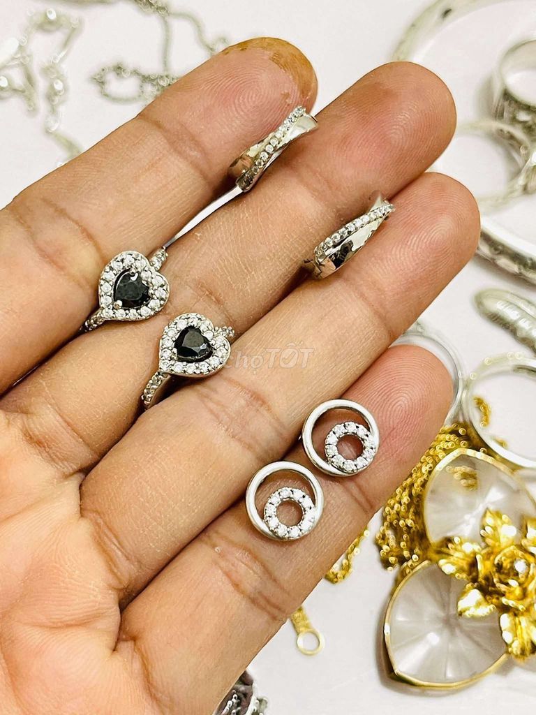 Bông tai PNJ Nữ Bạc. Mua bán Phụ kiện thời trang khác tại Huyện Cai Lậy Tiền Giang được đăng bởi Phạm Ánh thanh lý hàng hiệu hình 1