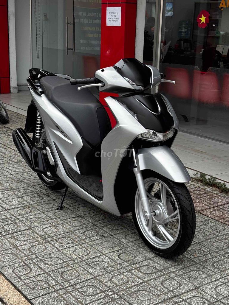 Серебряный сумочек Honda SH 160i ABS 2026