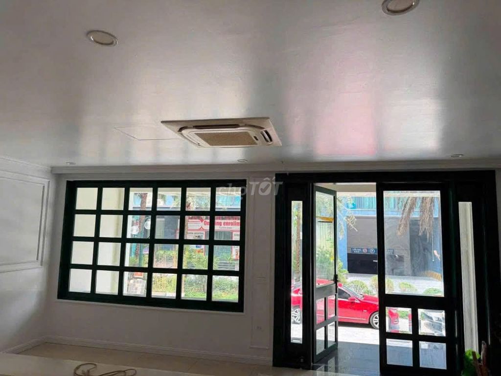 Cho thuê nhà liền kề Vũ Tông Phan, mới đẹp, có hầm