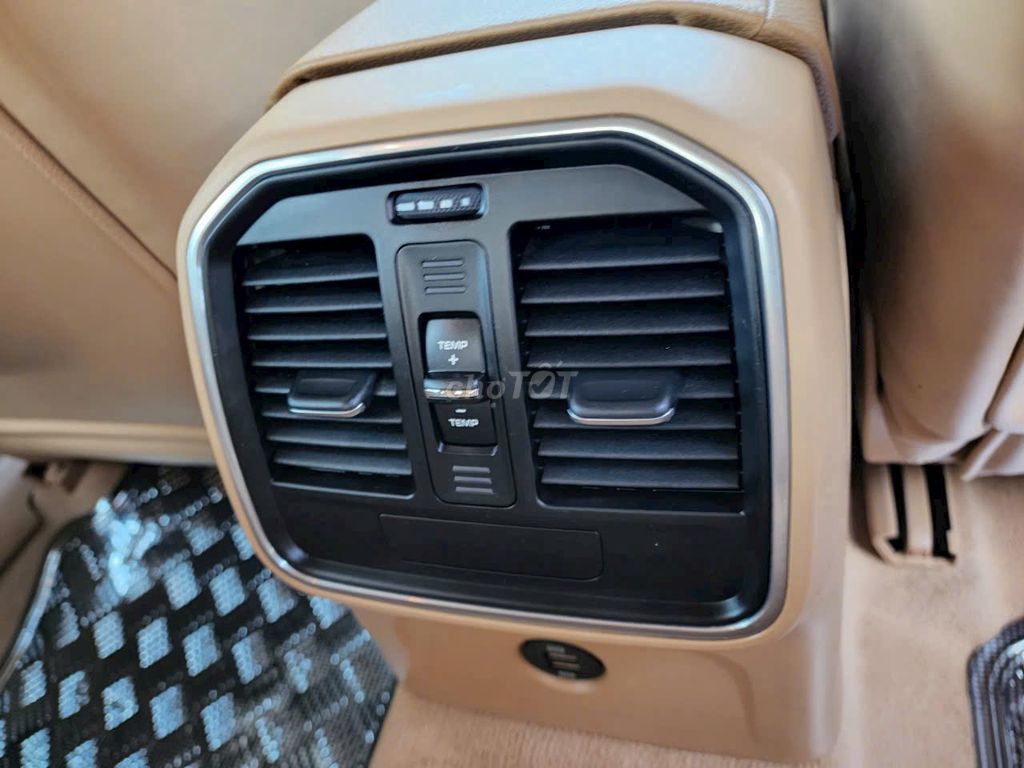 Porsche Macan fulloption, nhà trùm mền còn rất mới. Mua bán Ô tô tại Quận 10 Tp Hồ Chí Minh được đăng bởi Mỹ Linh hình 7