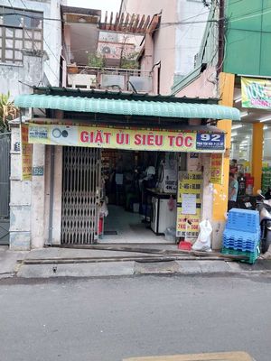 Mặt bằng cho thuê nửa bên.
