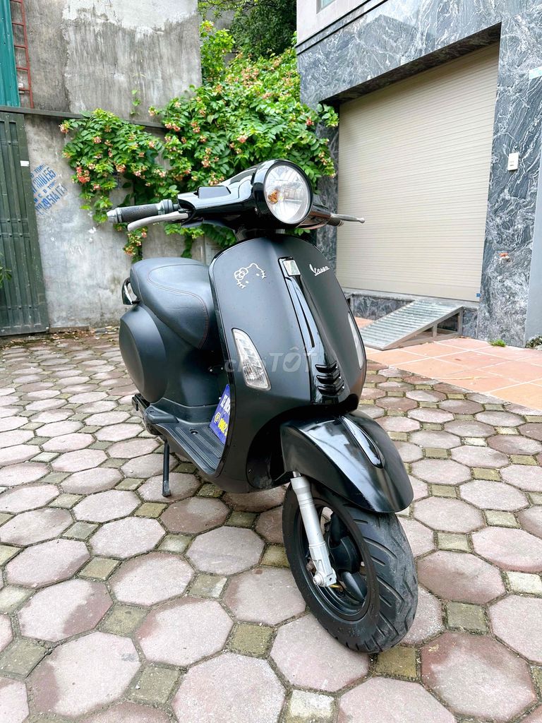 Черно-серый электрический скутер Vespa 40 км/перезарядка