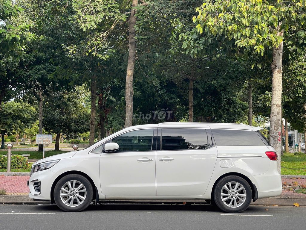 Kia Sedona 2.2 DAT Luxury 2019 - 56000 km. Mua bán Ô tô tại Thành phố Dĩ An Bình Dương được đăng bởi trần thị khánh huyền  hình 3