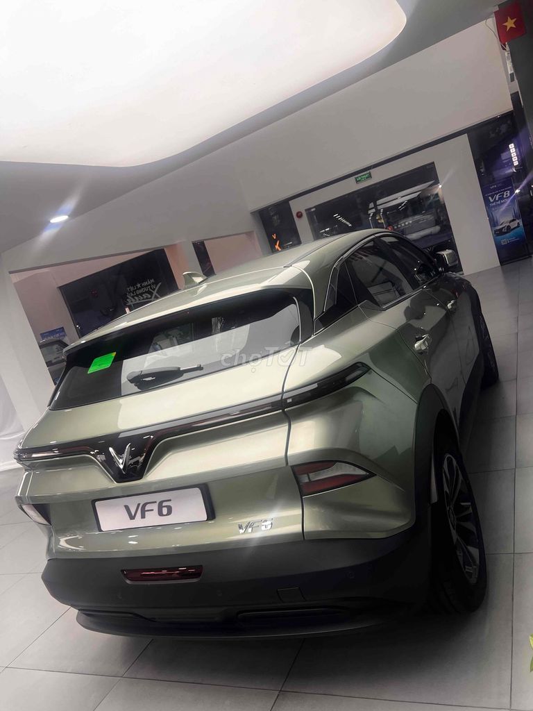 Серый электромобиль Vinfast VF6 Plus