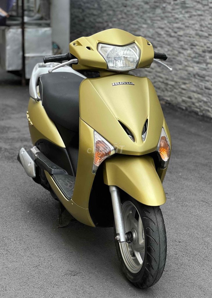 Золотой скутер Honda Lead Fi